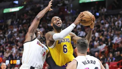 NBA免费直播-即将38岁的皇帝不服老，他的目标是一路打到45？