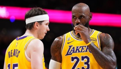 NBA在线观看-詹姆斯留守湖人再战一年？金钱与家庭的诱惑难抵抗